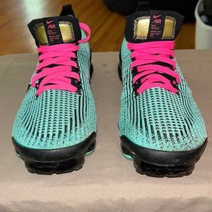 Men’s size 11.5 Nike sneakers my son said some bibles are not full 🤷‍♀️